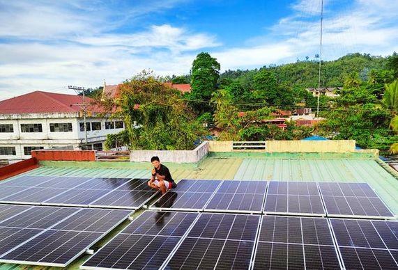 Nakumpleto na ang 10kW solar+batery storage system para sa 2-storeyed residential at commercial building sa Mangagoy, Bislig City,Philippines (1)