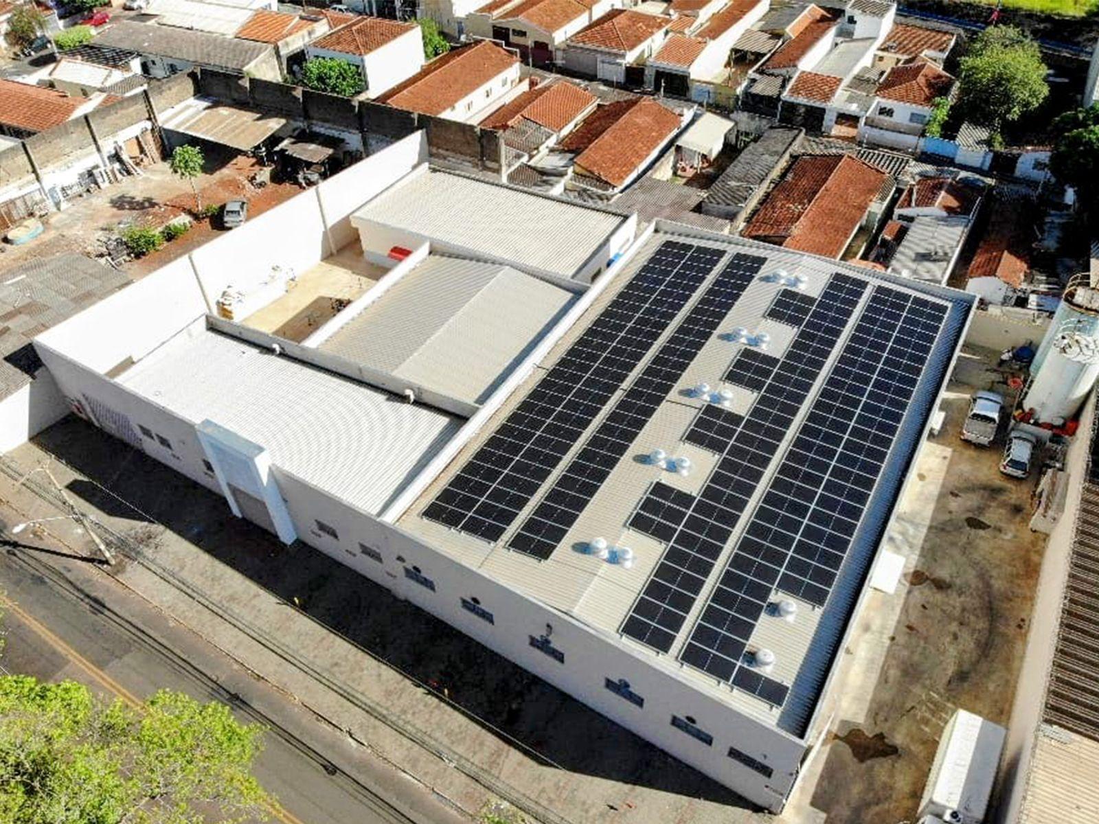 170 panel PV sing dipasang ing atap ndadekake ukuran sistem total dadi 90,1 kW ing Ribeirão Preto-SP, Brazil (1)