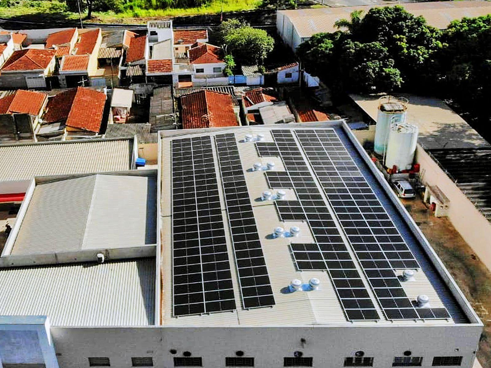 170 solcellspaneler installerade på taket ger den totala systemstorleken till 90,1 kW i Ribeirão Preto-SP, Brasilien (2)